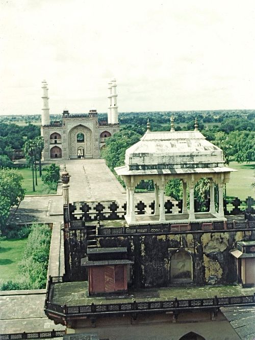 Akbar’s tomb, Sikandra, 1950 © John Cool. Akbar’s tomb, Sikandra, 1950 © John Cool.