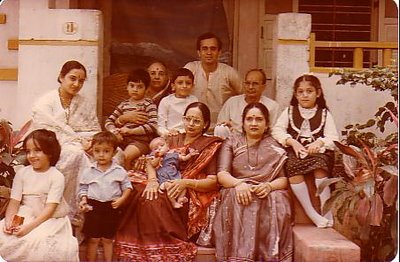 पँडित नरेन्द्र शर्मा, श्रीमती सुशीला शर्मा तथा २ बहनेँ वासवी (गोद मेँ है शौनक छोटा सा और पुत्र मौलिक) बाँधवी (बच्चे- कुँजम, दीपम ) लावण्या (बच्चे -सिँदुर व सोपान) और भाई परितोष घर के बारामदे मेँ family