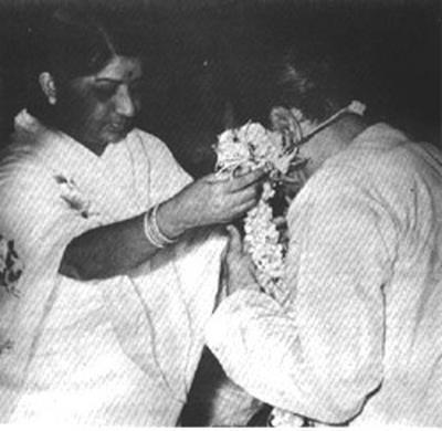 स्वर साम्राज्ञी सुश्री लता मँगेशकर जी पँडित नरेद्र शर्मा जी को षष्ठीपूर्ति पर फूलोँ की माला पहना रहीँ हैँ lata