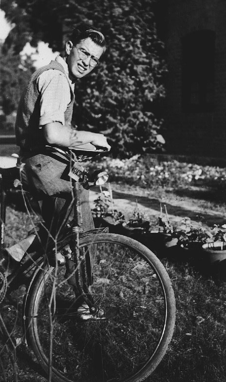 With my Phoenix bicycle in Lucknow, 1943. © Les Allison Stanley Brush on bilke