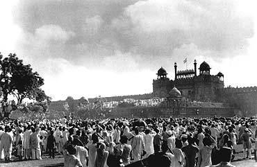 Aug 16, 10 am: Crowds at Red Fort just after the Tiranga went up for the first time. August 16 is the correct date for 1947. Aug 16, 10 am: Crowds at Red Fort just after the Tiranga went up for the first time.